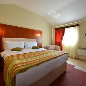 5 3*, Tirana Albanien